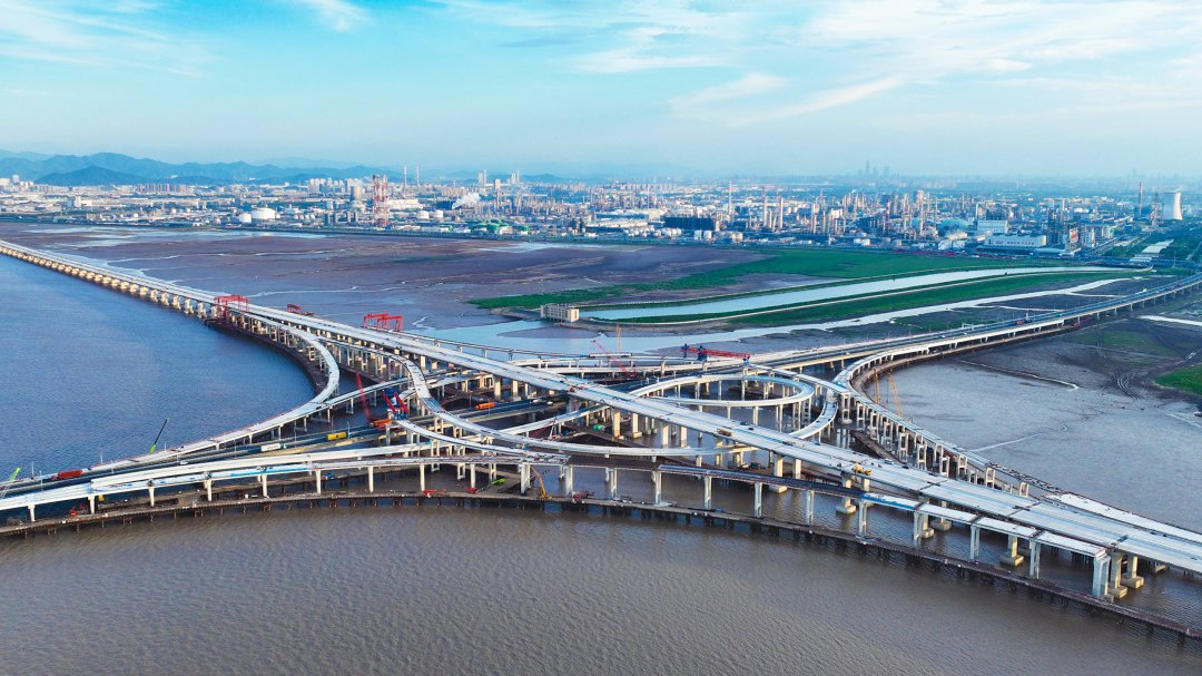 CRCCNews's tweet photo. #CRCCFocus The Ningbo section of the Hangzhou-#Ningbo Expressway Double Line
opened to traffic on Jan 19th. 🙌
The Binhai Interchange on the Hangzhou-Ningbo Expressway Double Line is currently the largest sea-crossing interchange in #Asia, and it plays a significant role in promoting the development of #NingboZhoushanPort and the marine economy in #Zhejiang Province.