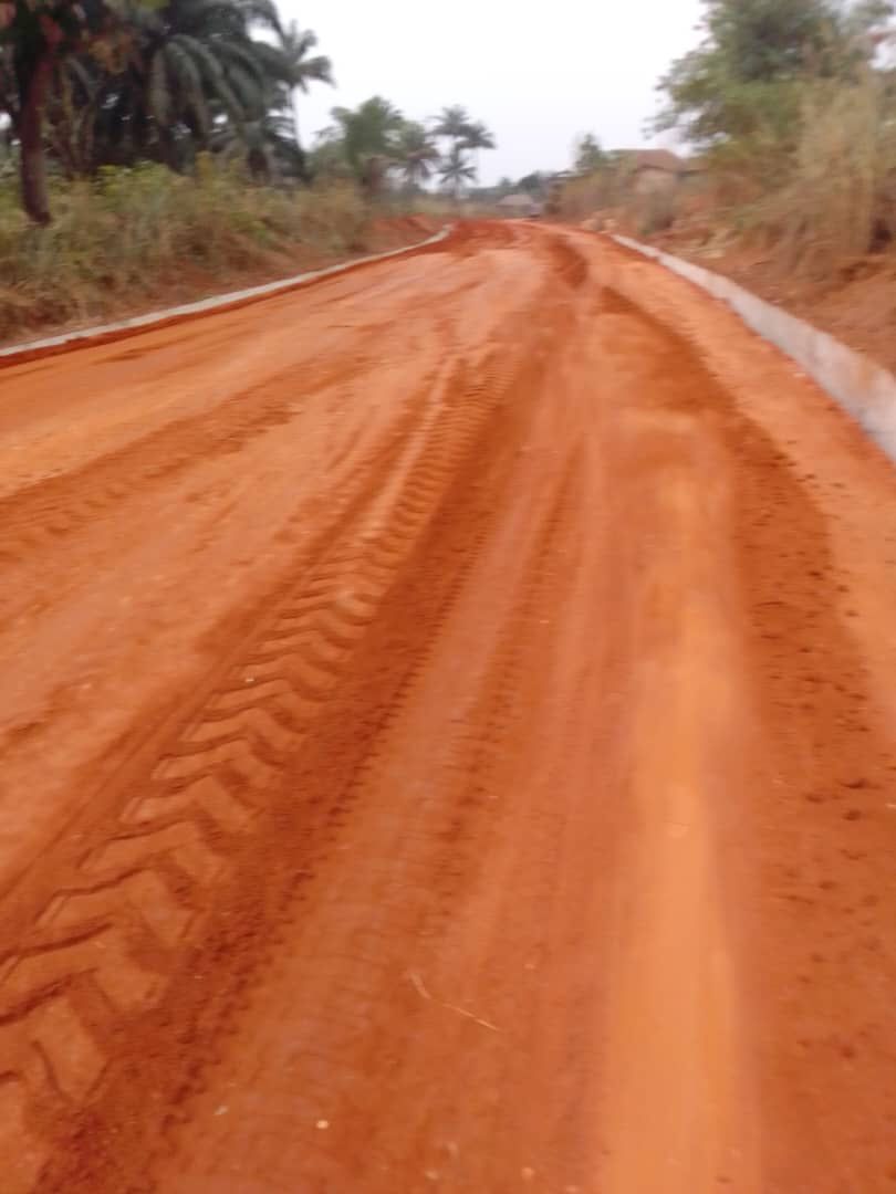 AnambraNewMedia's tweet image. Solution in Uli, Ihiala LGA 

This is Revalidation of Umuaguchi Eziama Erosion road in Uli 

It is a 6.08km road stretch with menacing erosion sites now checked and nearing completion. 

#AnambraStateNewMedia