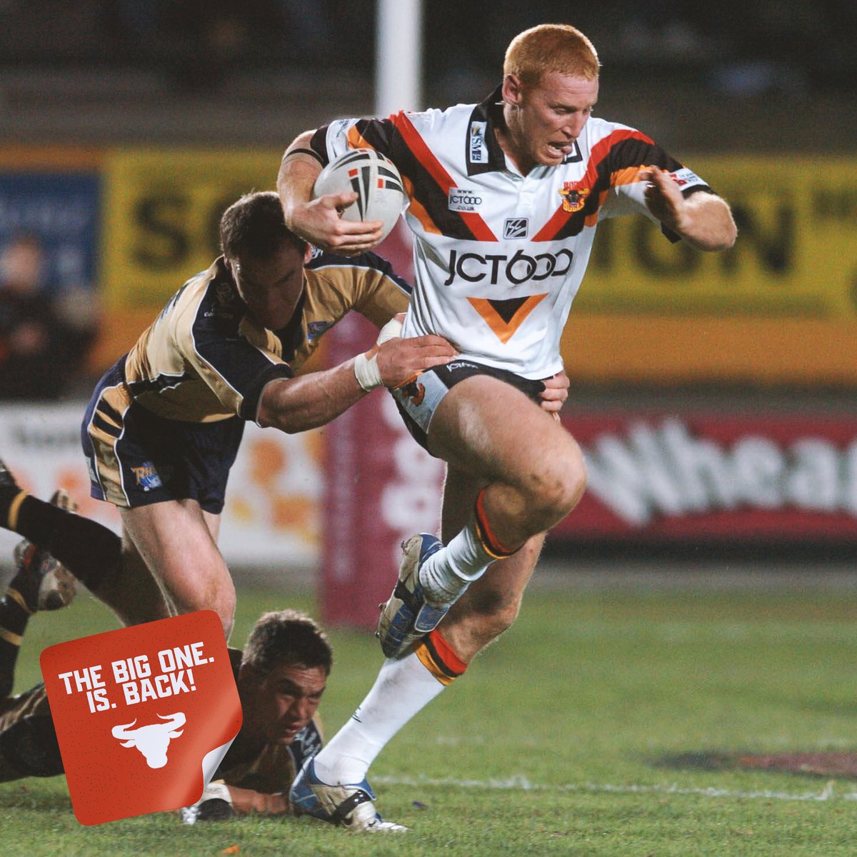 OfficialBullsRL's tweet photo. 👋 | 'Big Red' escapes the clutches of Kevin Sinfield and Gareth Ellis back in 2005 at Odsal Stadium...

🚨 | #TheBigOneIsBack this Sunday - with the @Foundation_KH trophy up for grabs!

🎟️ | https://t.co/Cp9z1iNCAL https://t.co/0QkxFHPtcA