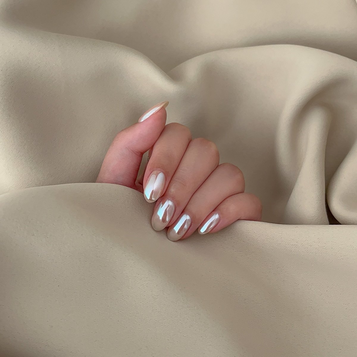 ouummuu's tweet photo. 2024 แล้ว ยังคงอินกับ chrome nail ขัดผงอยู่ ตาแตกมากกก ดู classy แต่ไม่เรียบเกิน https://t.co/huHRz0iSnU