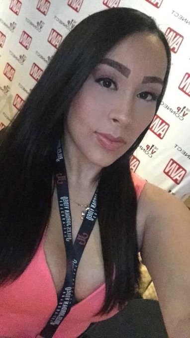 2 pic. My first AVN signing.., #memories #AVN https://t.co/HlUAcnIJ1X