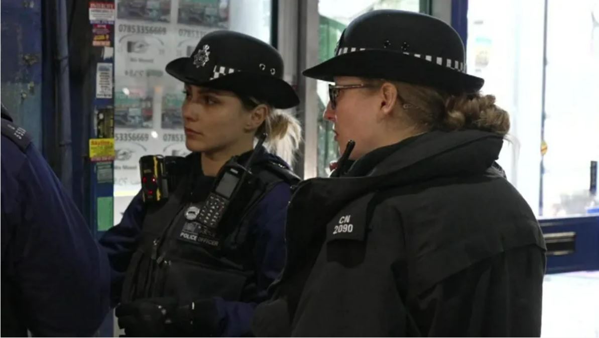 With our partners from @haringeycouncil, @hackneycouncil, @IslingtonBC and @FinsParkFriends we are addressing local residents' concerns about violence and anti-social behaviour in Finsbury Park. @sonjajessup from the BBC looked behind the scenes of the operation - learn more