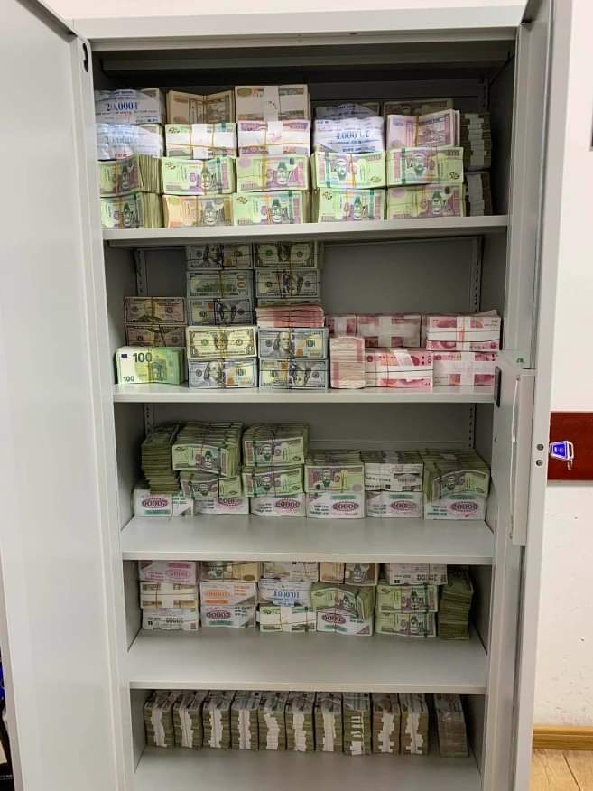 Одоогоос яг нэг жилийн өмнө АТГ-ынхан гүйцэтгэх ажиллагаа явуулж УБТЗ-ын нэгэн "хурган дарга"-ын гэрээс нь:

- 1.573.833 ам.доллар 💵 
- 548.574 юань ¥
- 54.100 евро €
- 1.425.370.000 төгрөг ₮

Мөн 4 тэрбум гаруй төгрөгийн үнэ бүхий үл хөдлөх худалдах авах гэрээ, үл хөдлөх