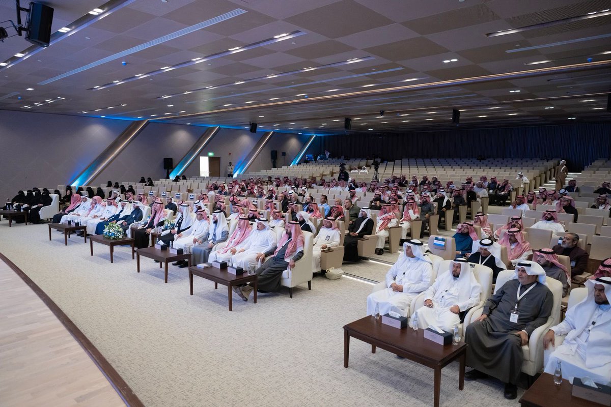 QassimUniv1's tweet photo. معالي رئيس #جامعة_القصيم يفتتح الملتقى الأول لـ #يوم_التعليم_العالمي_2024 بعنوان «تعزيز تكامل المؤسسات التعليمية لتحقيق مستهدفات رؤية 2030»، بمشاركة مختصين من عدة جامعات وجهات تعليمية وتدريبية، وذلك بمركز المؤتمرات بالمدينة الجامعية. https://t.co/b7FiobdQU3