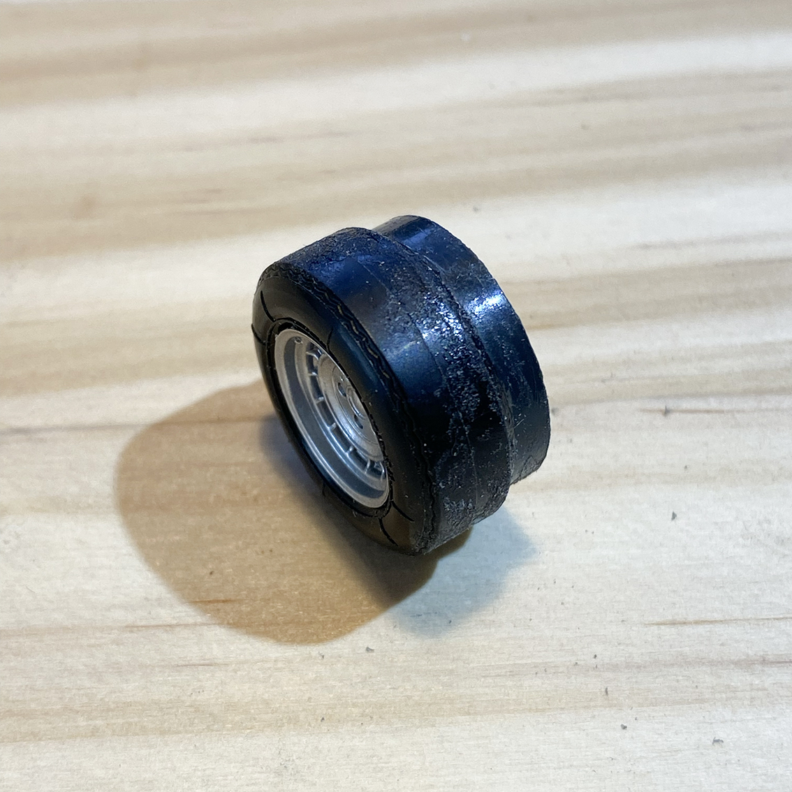 1066Craft's tweet image. LP400のタイヤ径が約20.2mmだったので、近所のホムセンで18mmくらいの塩ビパイプを調達。約2.8mm拡幅してパテで段差を埋めて、カウンタックぽいイイ感じになった、かな？
#楽プラ #LP400