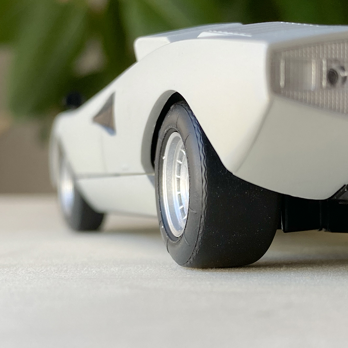 1066Craft's tweet image. LP400のタイヤ径が約20.2mmだったので、近所のホムセンで18mmくらいの塩ビパイプを調達。約2.8mm拡幅してパテで段差を埋めて、カウンタックぽいイイ感じになった、かな？
#楽プラ #LP400