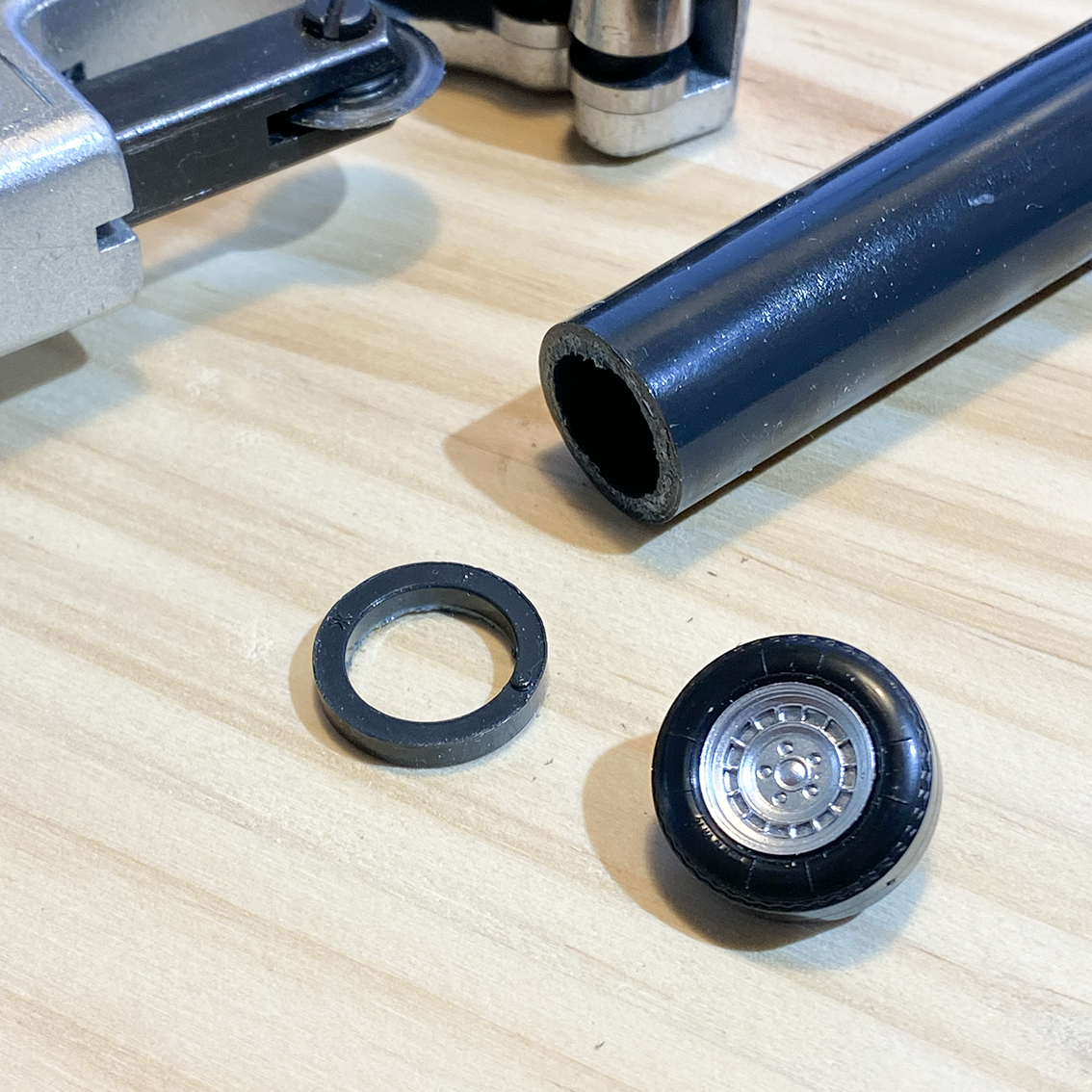 1066Craft's tweet image. LP400のタイヤ径が約20.2mmだったので、近所のホムセンで18mmくらいの塩ビパイプを調達。約2.8mm拡幅してパテで段差を埋めて、カウンタックぽいイイ感じになった、かな？
#楽プラ #LP400