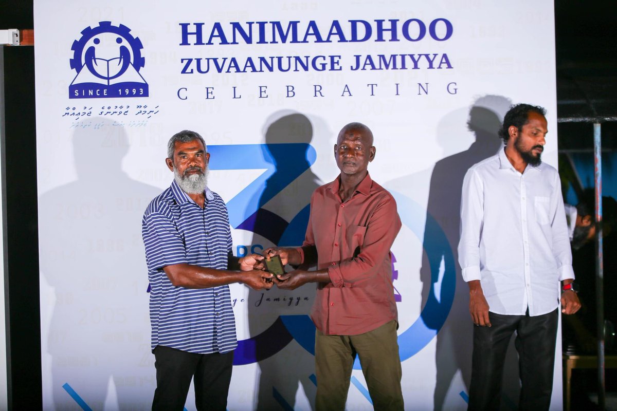 HanimaadhooZJ's tweet photo. ހަނިމާދޫ  ޒުވާނުންގެ  ޖަމިއްޔާ  30  ޗެންޕިއަންޝިޕް  2023  ފުޓުބޯޅަ  މުބާރާތް  ކާމިޔާބުކަމާއިއެކު  ކުރިއަށް  ގެންދިއުމަށް  ޢަމަލީގޮތުން  ހަރަކާތްތެރިވެ  ވަރަށް ބުރަމަސައްކަތްތަކެއް  ކޮށްދެއްވާފައިވާތީ  އެފަރާތްތަކަށް  އެކަމުގެ  އަގުވަޒަންކޮށް  ހަނދާނީ  ފިލާ  ދިނުން https://t.co/3IFBfFKtv2