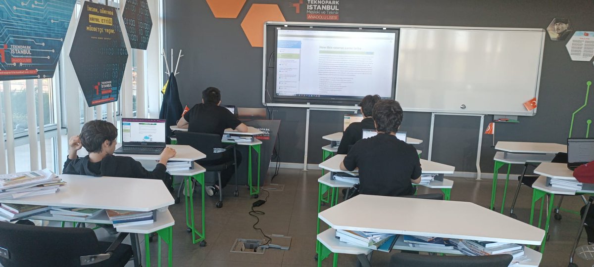 A-CCT (Bulut Bilişim alanında yenilikçi ders müfredatı geliştirme) projemizin pilot eğitimleri tamamlandı. Öğrencilerimiz eğitimi başarılı bir şekilde tamamlayarak sertifikalarını aldılar