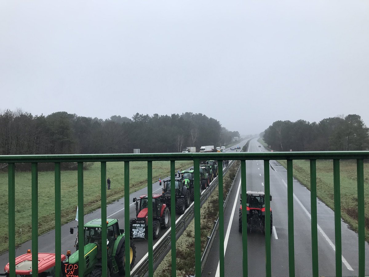 TyphaineMo's tweet photo. Une cinquantaine de tracteurs bloquent la N165 entre Theix Noyalo et la Trinité-Surzur. Des déviations mises en place mais ça bouchonne #AgriculteursEnColere https://t.co/kEsZhD3YgR