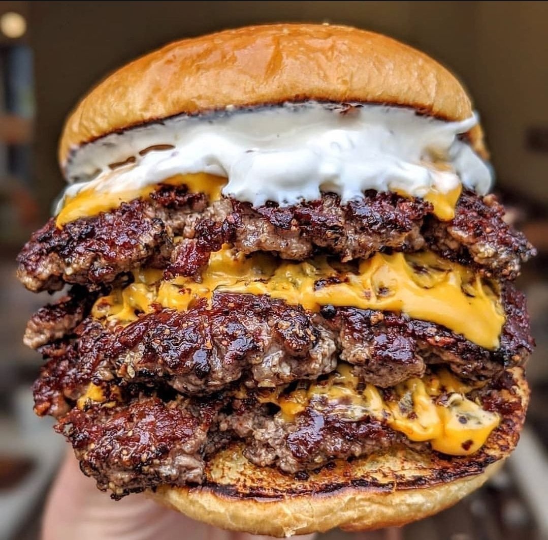 eatinerni's tweet photo. Does mayonnaise belong on a burger? https://t.co/aEz5HYNCpV