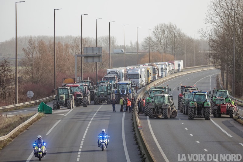 Attention, #manifestation en cours des #agriculteurs, A16 bloquée dans les deux sens à Transmarck.