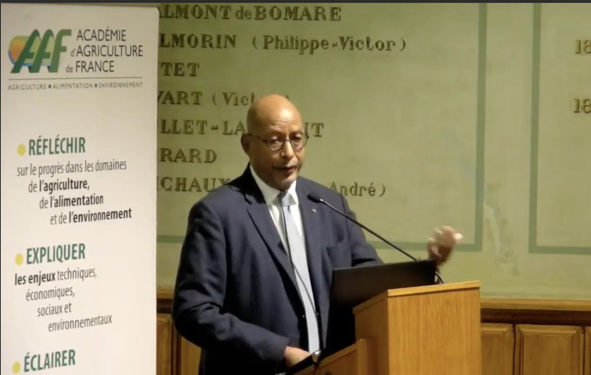 How will Africa feed 2.5 billion people by 2050? This was the key question addressed in a recent lecture by @NEPAD_Mayaki at the @AcademieAgri France. For Dr Mayaki, agrifood system transformation is at the core of the solution. Watch here (in French) drive.google.com/file/d/1KYI-Fx…