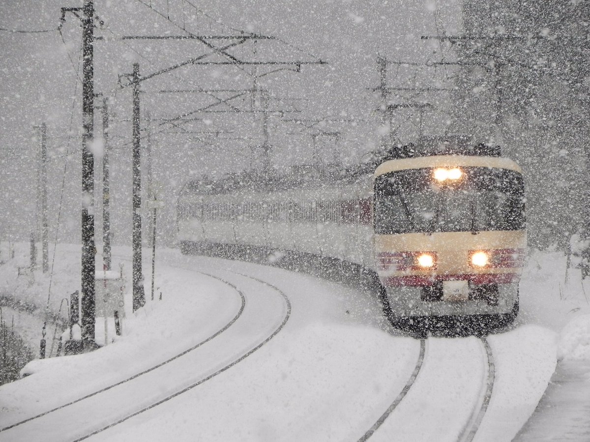 skyline34piece's tweet photo. #コレを見た人は10年以上前の写真を貼る
雪の南今庄をゆく特急雷鳥
クソ寒かったけど💦撮影できた時の感動半端なかった🤩 https://t.co/9PCuVSbhTf