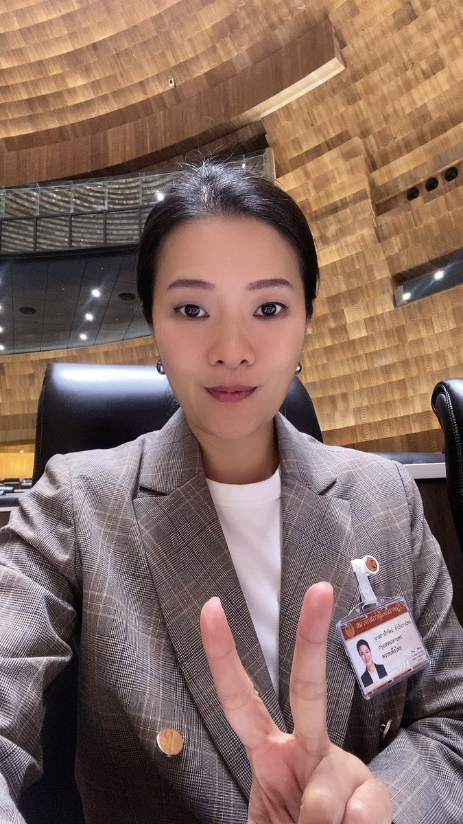 aim_theerarat's tweet photo. ส่งกำลังใจให้นะคะ สู้ๆ ✌🏻 จากพี่ๆ น้องๆ #สสเพื่อไทย ค่ะ #ประชุมสภา หนาแน่นและอบอุ่น 😍 #ธีรรัตน์สำเร็จวาณิชย์ https://t.co/WZKPCylzEb