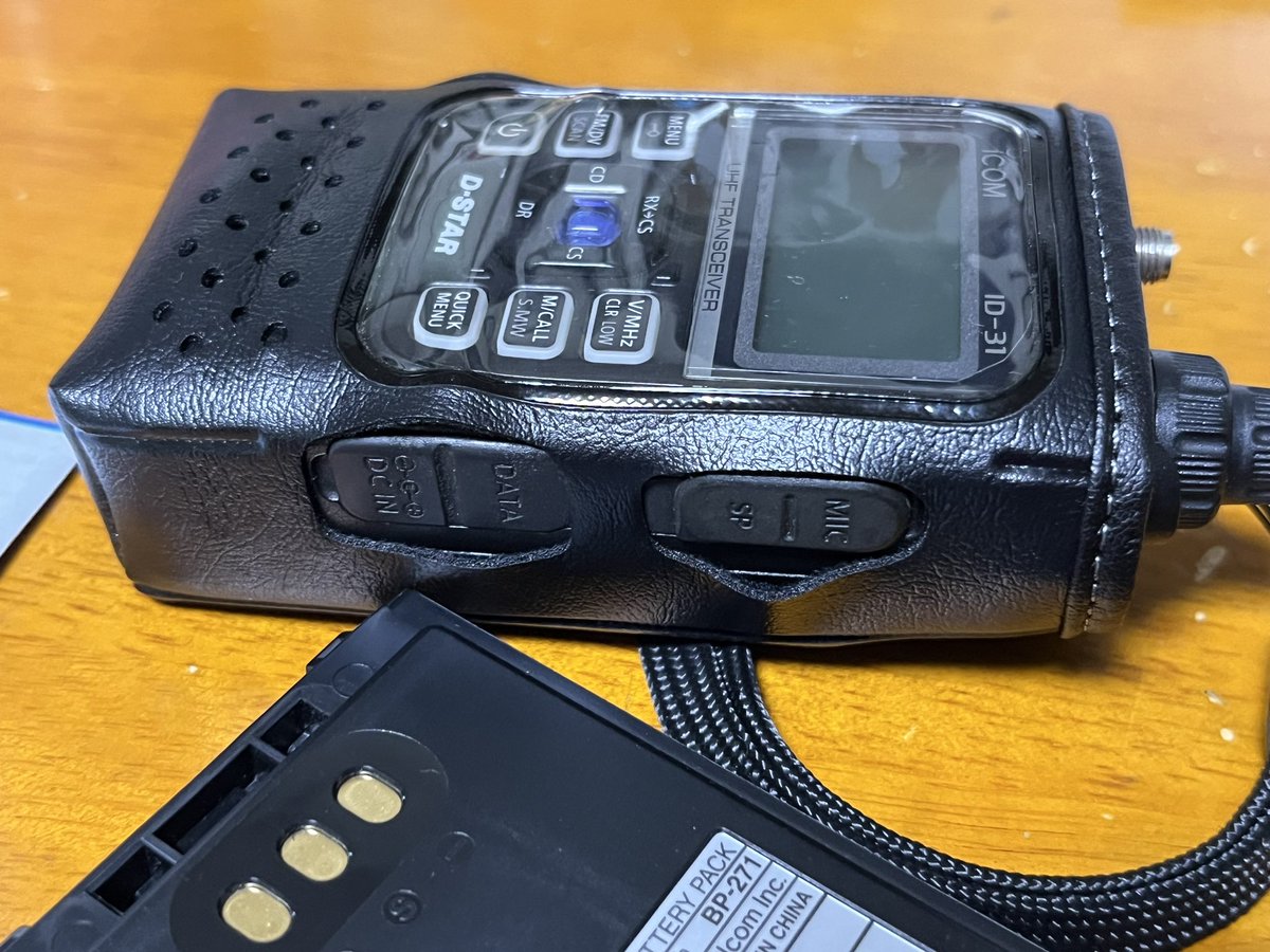Works39's tweet photo. いや、訂正、訂正。
でっけぇ方(BP-272)装着でも入りました!
標準のちっちぇ方の #BP271 だけじゃなく、両方カバー出来ました。
#東名電子 さんの格安郵送で、お得にソフトケースをゲット出来て、助かった。
こういうのは、縁みたいなもんだからねぇ。
#IC31 初代で十分なんだよねぇ。
山かけ大好きw https://t.co/3e7yErzNzN