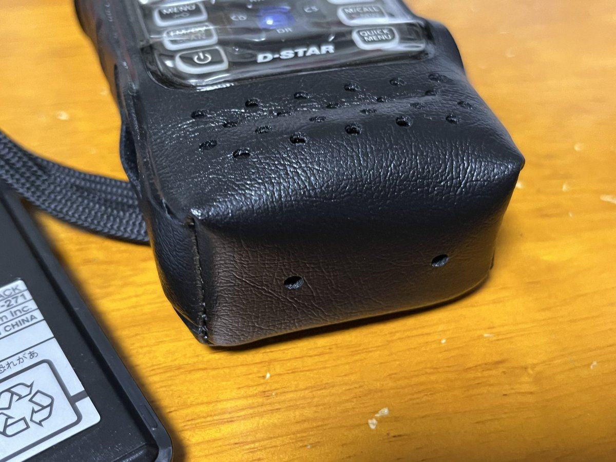 Works39's tweet photo. いや、訂正、訂正。
でっけぇ方(BP-272)装着でも入りました!
標準のちっちぇ方の #BP271 だけじゃなく、両方カバー出来ました。
#東名電子 さんの格安郵送で、お得にソフトケースをゲット出来て、助かった。
こういうのは、縁みたいなもんだからねぇ。
#IC31 初代で十分なんだよねぇ。
山かけ大好きw https://t.co/3e7yErzNzN