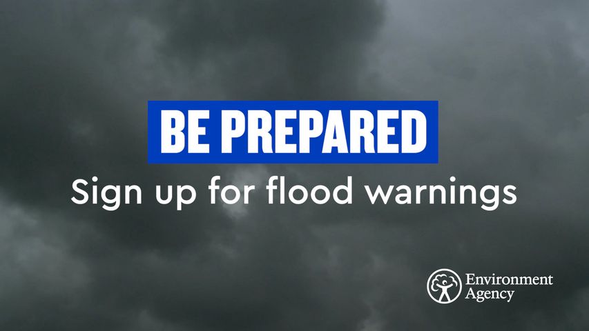 Flood barriers are going up today at Frankwell in #Shropshire in response to rising levels on the River Severn. Please be #floodaware and sign up for #flood warnings here 👉 gov.uk/sign-up-for-fl…