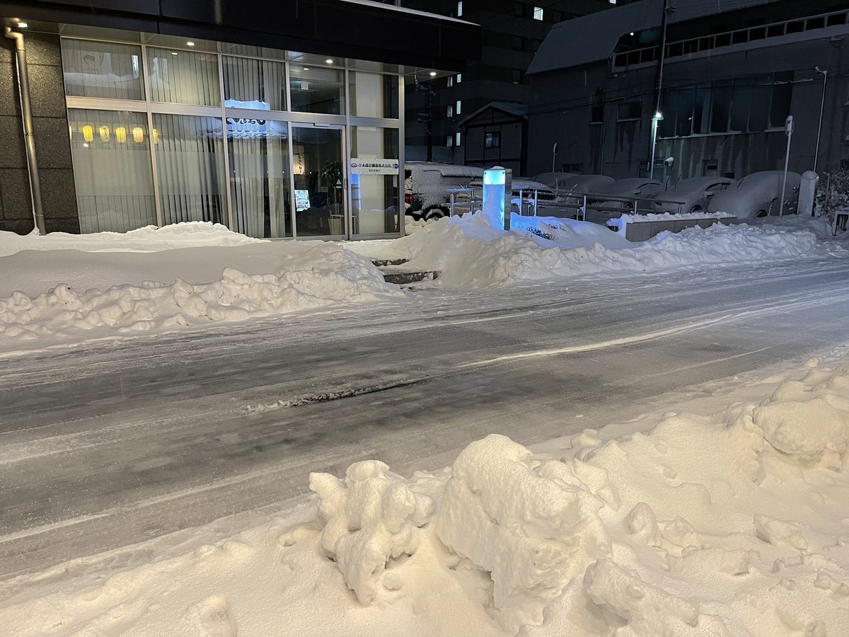 dedede2410's tweet photo. 鳥取雪すごい🙄 https://t.co/BT7VRaSNQR
