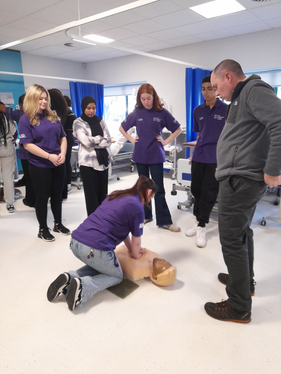 WorkReadyTMC's tweet image. Thank you Stepping Hill Hospital for coming in and speaking to our Health &amp;amp; Science T level students on what to expect from their placement. The students had a training session on first aid and using ward resources to support patients. Good luck to those commencing soon!
