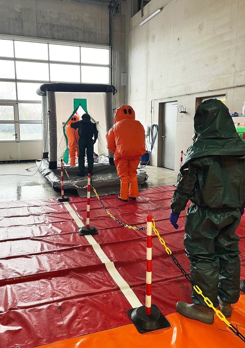 SDIS_10's tweet photo. La semaine dernière 14 stagiaires de Troyes Vouldy, Ouest, Nogent dont 3 SSSM ont suivi la
1⃣ère partie de la formation risque chimique et biologique #RCH1
📚Théorie
👨‍🚀Habillement, 🧪matériel, 🧤protection ...
☣️Manœuvres 
🙏 Piscine Chartreux et lycée Herriot pour l'accueil https://t.co/6PHLChhhOA