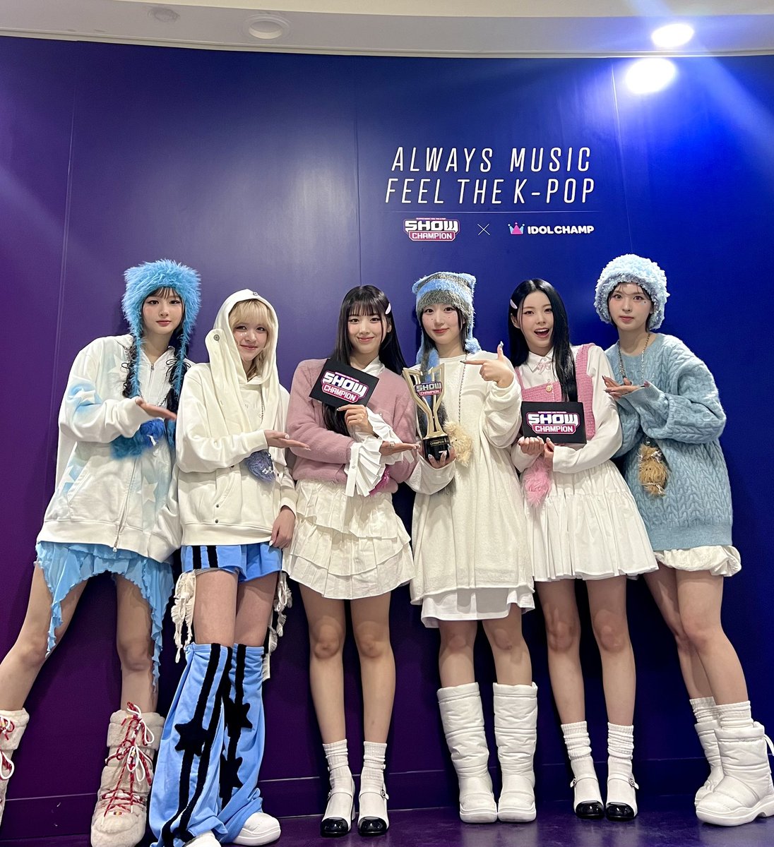 showchampion1's tweet photo. 1월 24일 쇼챔피언 ‘챔피언송’은?!
NMIXX의 DASH 입니다!
Dash I wanna dash I wanna run it run it 🚗💨
세상의 한계와 고정관념을 부술 소녀들
NMIXX의 챔피언송 수상을 진심으로 축하드립니다🖤 https://t.co/yE8KPbZzMs