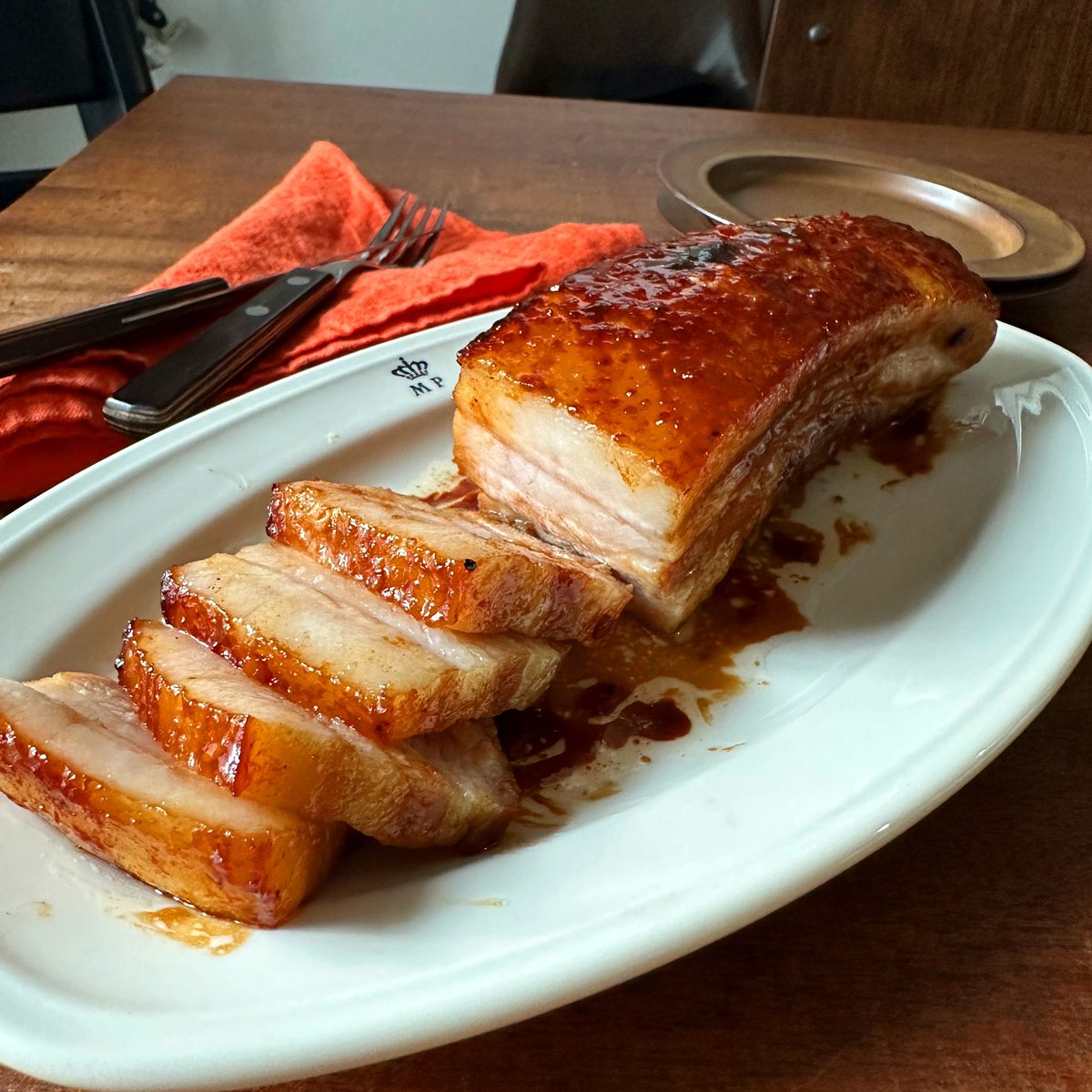 syunkon0507's tweet image. ちょっと驚くほど美味しくてめちゃくちゃ簡単、洗い物も少ないチャーシュー。下味に漬けた豚肉をチンし、トースターか魚焼きグリルで表面を焼くだけ！

炊飯器や圧力鍋の角煮みたいに長時間煮たホロホロ系じゃなく、お肉が固くなる前に加熱を止めたジューシーで肉感のある自信作のチャーシューです。