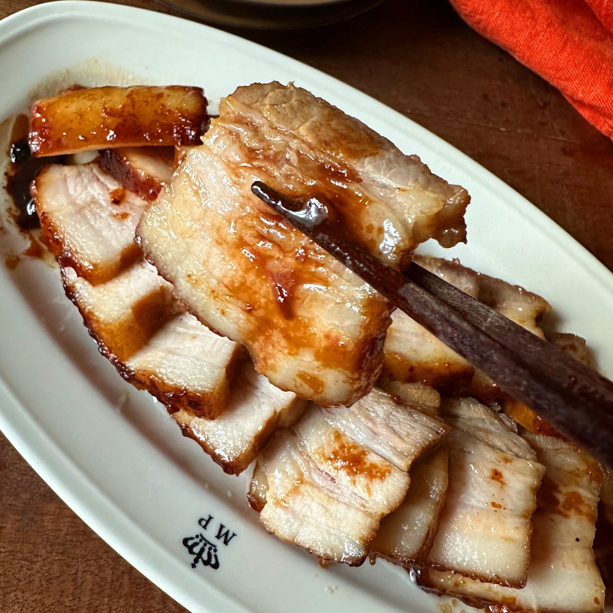 syunkon0507's tweet image. ちょっと驚くほど美味しくてめちゃくちゃ簡単、洗い物も少ないチャーシュー。下味に漬けた豚肉をチンし、トースターか魚焼きグリルで表面を焼くだけ！

炊飯器や圧力鍋の角煮みたいに長時間煮たホロホロ系じゃなく、お肉が固くなる前に加熱を止めたジューシーで肉感のある自信作のチャーシューです。