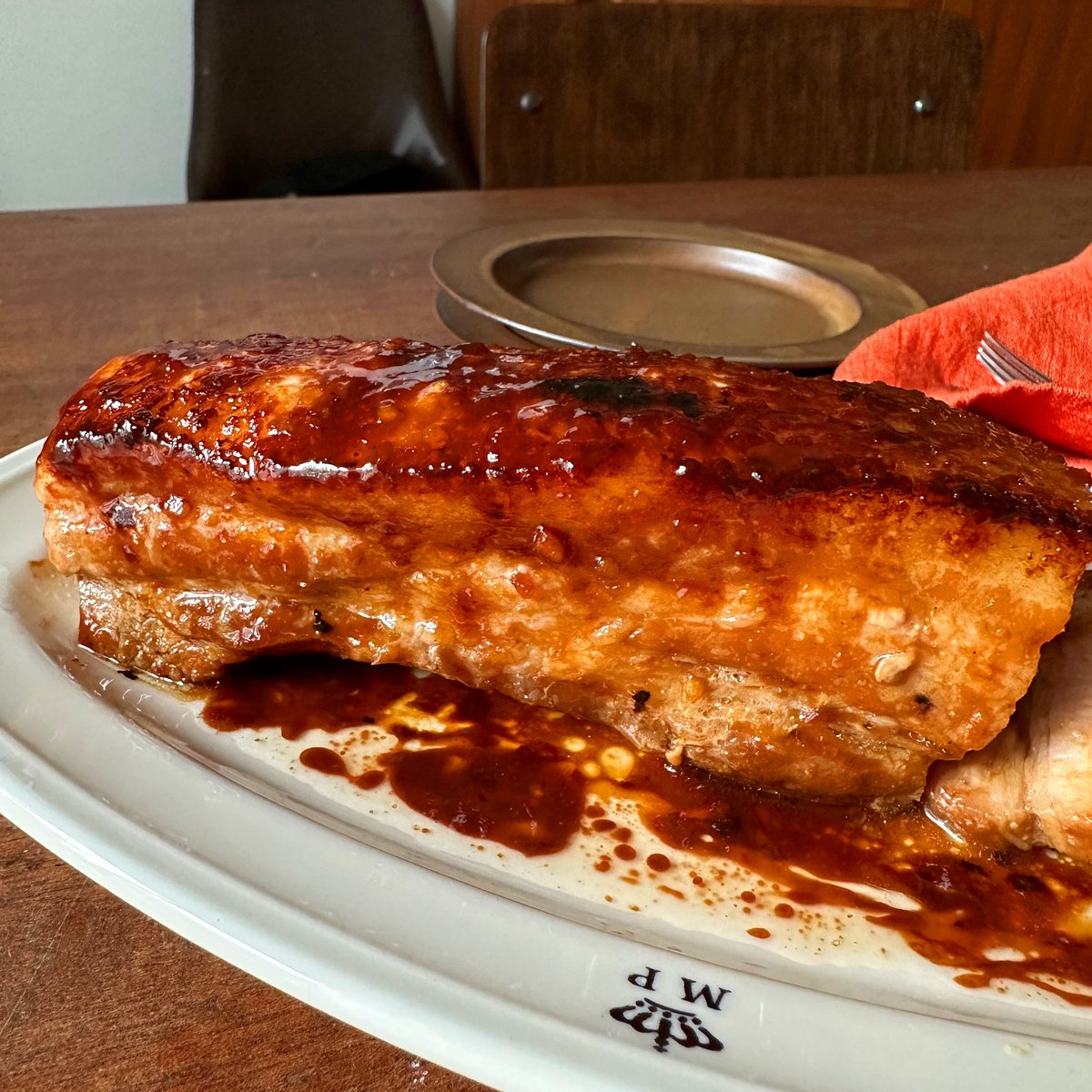 syunkon0507's tweet image. ちょっと驚くほど美味しくてめちゃくちゃ簡単、洗い物も少ないチャーシュー。下味に漬けた豚肉をチンし、トースターか魚焼きグリルで表面を焼くだけ！

炊飯器や圧力鍋の角煮みたいに長時間煮たホロホロ系じゃなく、お肉が固くなる前に加熱を止めたジューシーで肉感のある自信作のチャーシューです。