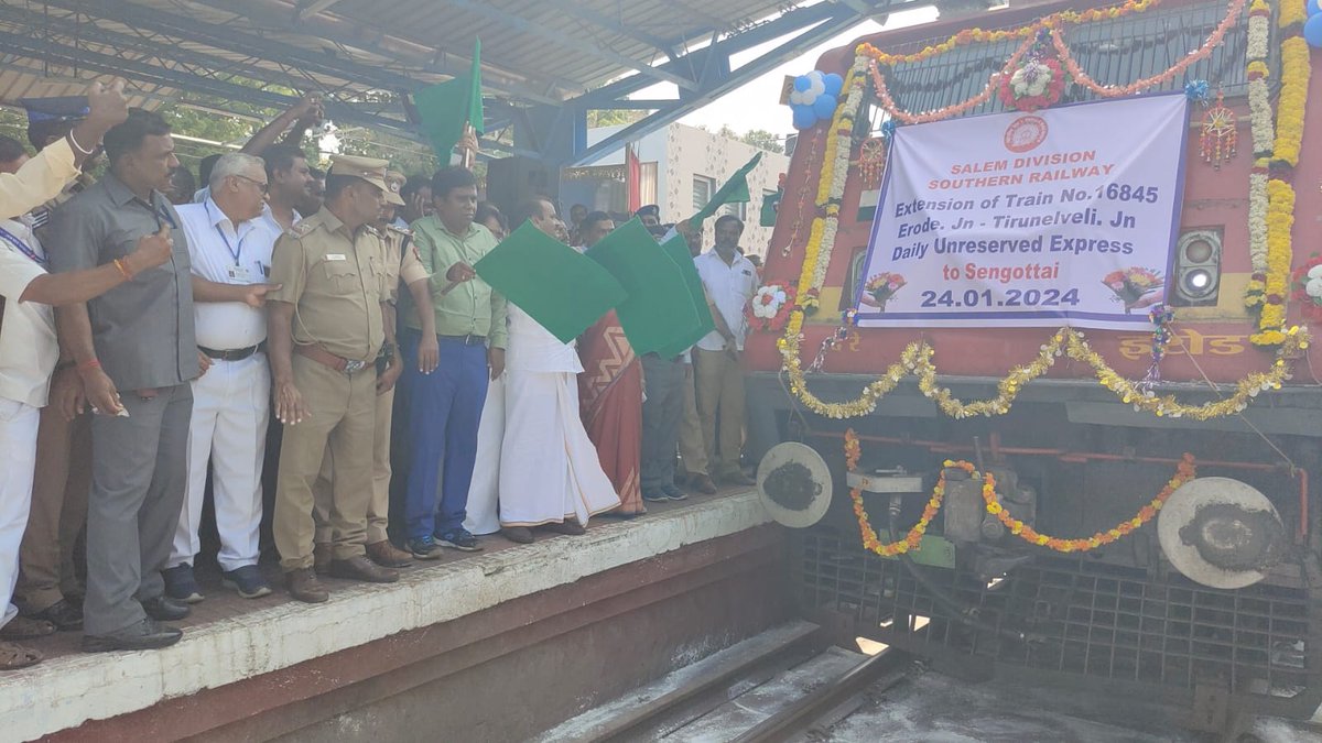 DDTamilNews's tweet image. ஈரோடு ரயில் நிலையத்தில் நீட்டிக்கப்பட்ட ரயில் சேவையை மத்திய இணை அமைச்சர் @Murugan_MoS கொடியசைத்து தொடங்கி வைத்தார் 

@office_murugan @MIB_India @PIB_India @DGDDNews @DDNewslive @airnewsalerts @CBCCHENNAI_MIB @CBCPONDY_MIB

#Train #expresstrain #Erode #Coimbatore