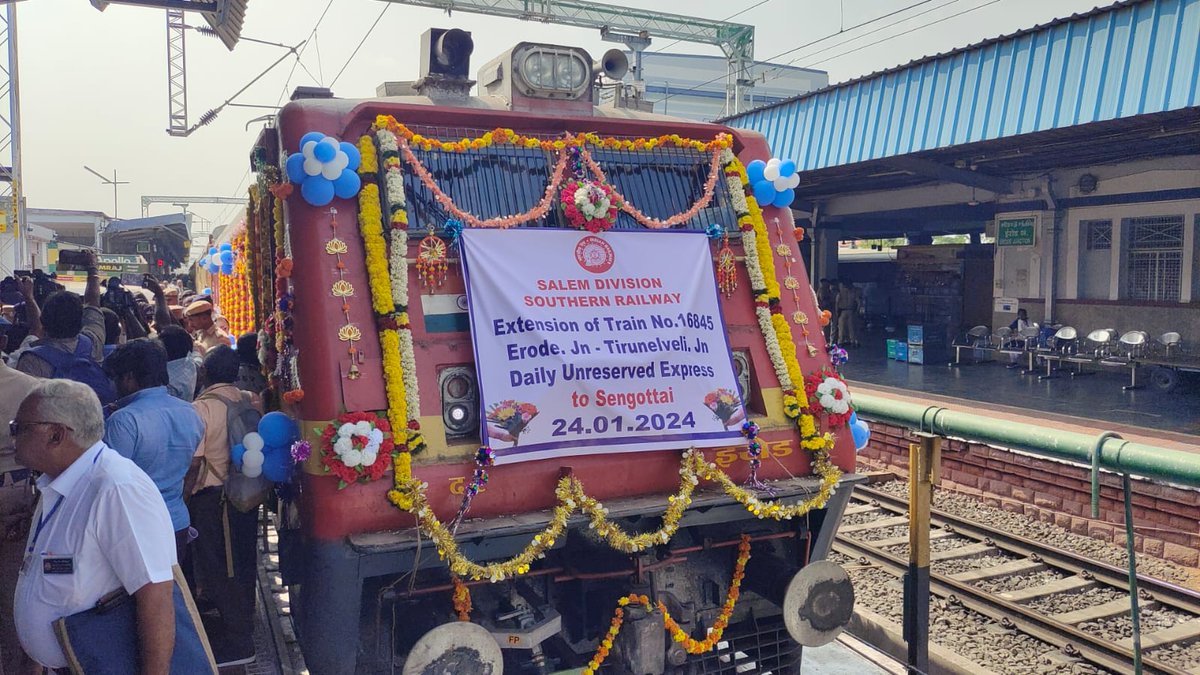 DDTamilNews's tweet image. ஈரோடு ரயில் நிலையத்தில் நீட்டிக்கப்பட்ட ரயில் சேவையை மத்திய இணை அமைச்சர் @Murugan_MoS கொடியசைத்து தொடங்கி வைத்தார் 

@office_murugan @MIB_India @PIB_India @DGDDNews @DDNewslive @airnewsalerts @CBCCHENNAI_MIB @CBCPONDY_MIB

#Train #expresstrain #Erode #Coimbatore