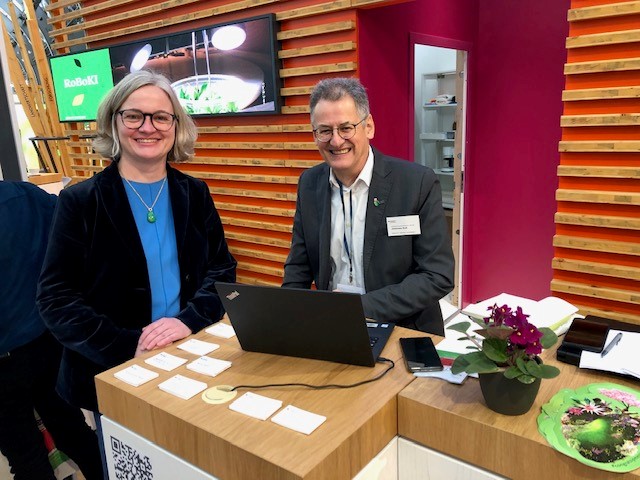 JKI_Bund's tweet photo. Die KollegInnen auf der #ipmessen sind nun auch im #MesseModus. Am JKI-Stand geht's um #Pflanzengesundheit. Ziel: Akteure für die Verschleppung und Gefahren neuer #Schadorganismen, wie #Japankäfer&amp;Co., zu sensibilisieren. Auch unser Pflanzenschutz-#Gartenbau-Institut ist da! https://t.co/TGO6XoWaEt