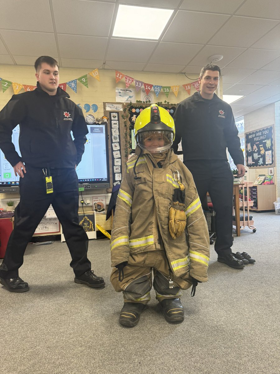 Summercroft1's tweet photo. It was a very exciting morning in Year 2 with a visit from @HFRS. The children had a great time and learned lots - thank you, White Watch! https://t.co/6Wz5s1LLtq