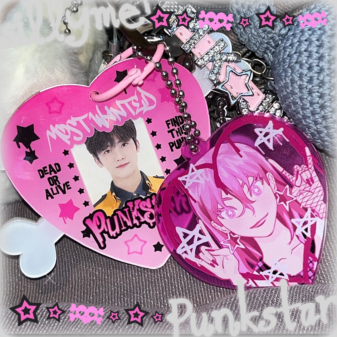 ★ 𝗿𝗲𝗮𝗹 𝗽𝗶𝗰𝘀
*some stickers samples are still on their way. will update on this thread once they arrive!
*theres a slight change in keychain BLACK version design (i took out the beanie><)