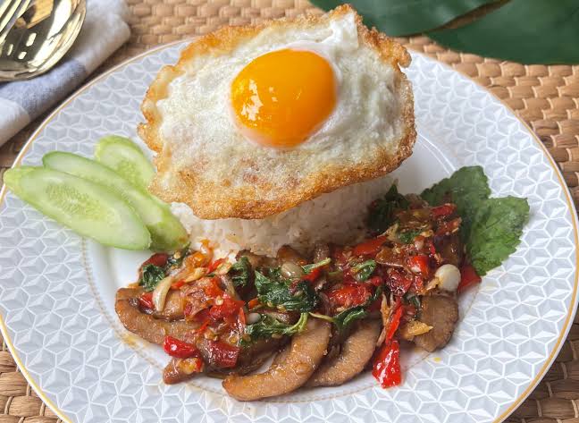 ppnaravit_home's tweet photo. Food Support #WeAreSeries Q18

หิวเมื่อไหร่ก็แวะมา ~ มื้อเย็นมาส่งแล้วจ้า เจ้าภูมิกับเพื่อนๆ หิวอะยังนะ มาพักทานอาหารกันก่อน 😋✌️

🧡 @ppnaravit 
- Combo Set คอหมูย่าง+ไก่ย่าง
- ข้าวไข่เจียว
- ข้าวหลาม
- น้ำส้มคั้น 🍊
- ครัวซอง
- ผลไม้

🤍 @phuwintang
- Set คอหมูย่าง+ไก่ย่าง
- ข้าวกะเพราหมูย่าง+ไข่ดาว
- ข้าวหลาม
- น้ำส้มคั้น 🍊
- ผลไม้

🩵 Aou , Boom , Marcmc , Pawin , Pepper , Tee
- ข้าวไก่ย่าง 🍗

💓 Staff
- โดนัท 🍩

Special Thank 🙏 @phisawtabow 

#ppnaravit