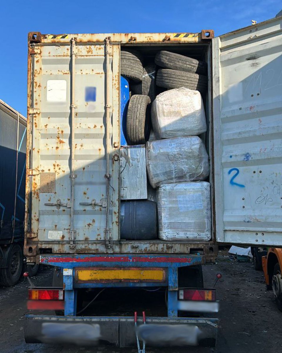 mossos's tweet image. Ens avisen de la sostracció d’un vehicle d’alta gamma. El senyal GPS dona ubicació a Vilanova del Vallès. Localitzem l’automòbil amagat en un contenidor que un camió s’estava emportant cap al Port de Barcelona i detenim el responsable. Si has patit un il·lícit penal, denuncia