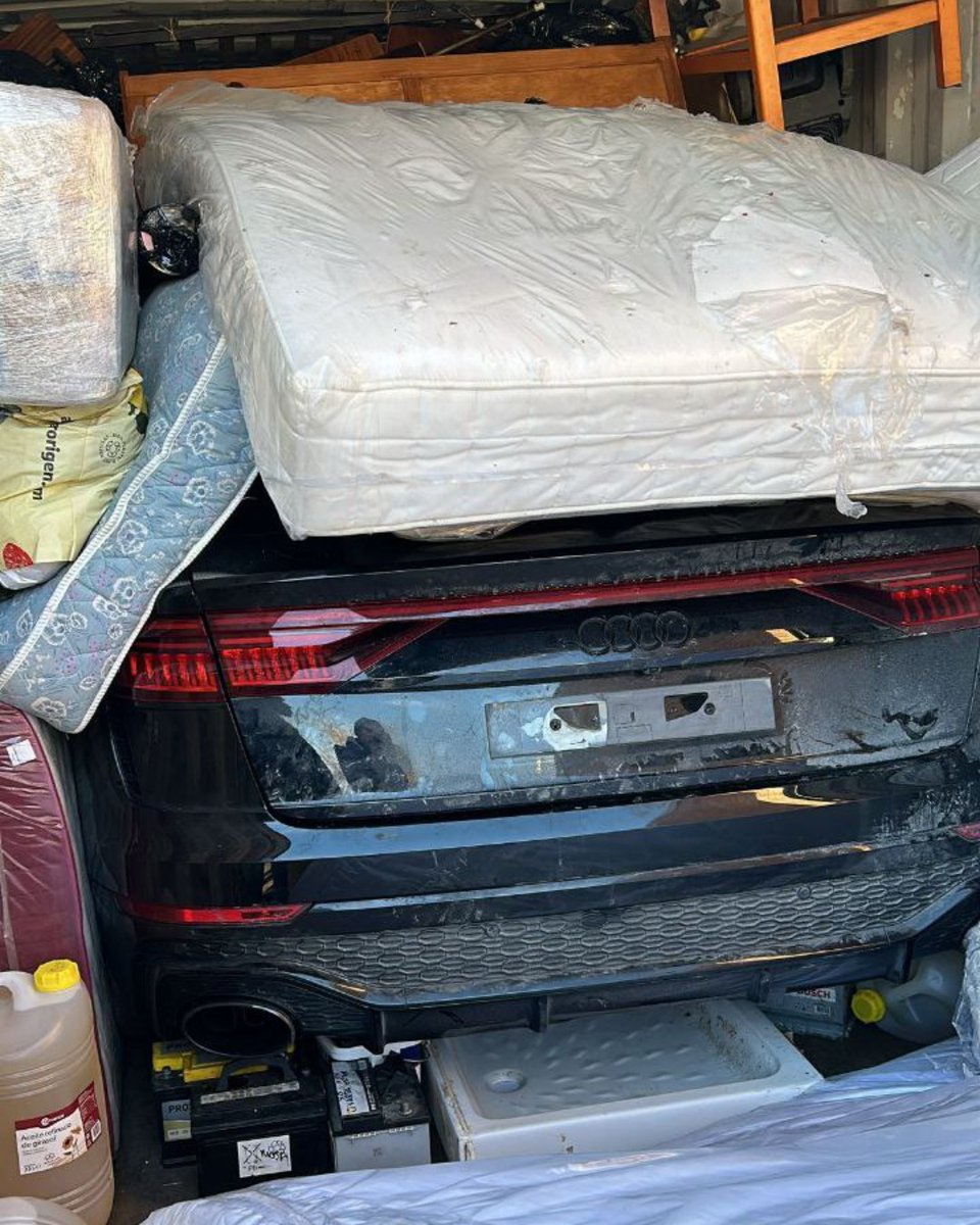 mossos's tweet image. Ens avisen de la sostracció d’un vehicle d’alta gamma. El senyal GPS dona ubicació a Vilanova del Vallès. Localitzem l’automòbil amagat en un contenidor que un camió s’estava emportant cap al Port de Barcelona i detenim el responsable. Si has patit un il·lícit penal, denuncia