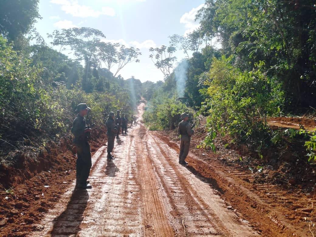 Redi_andes's tweet photo. #FANB en defensa de nuestra Soberanía mantiene despliegue en el territorio de la @ZodiEsequiba64 rehabilitando rutas para llevar bienestar a la población autóctona.
#IntegrarEsVencer https://t.co/Cg0ruJLE3P
