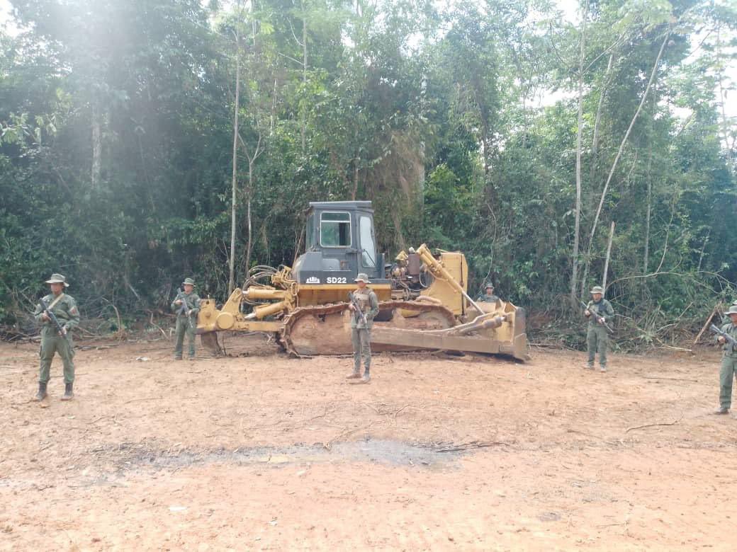 Redi_andes's tweet photo. #FANB en defensa de nuestra Soberanía mantiene despliegue en el territorio de la @ZodiEsequiba64 rehabilitando rutas para llevar bienestar a la población autóctona.
#IntegrarEsVencer https://t.co/Cg0ruJLE3P