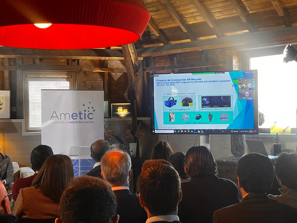 AMETIC_es's tweet photo. 🔴Turno para el bloque sobre aplicación de la neurocomputación en contextos prácticos desde la jornada sobre #Neurocomputación: "El poder de conectar el cerebro a la máquina" con: 

Sergio Colado @NECHIGROUP 
Ana Moya @tecnalia  
Aitor Moreno @AyesaNews  
Asier Erramuzpe @biocrucesHRI