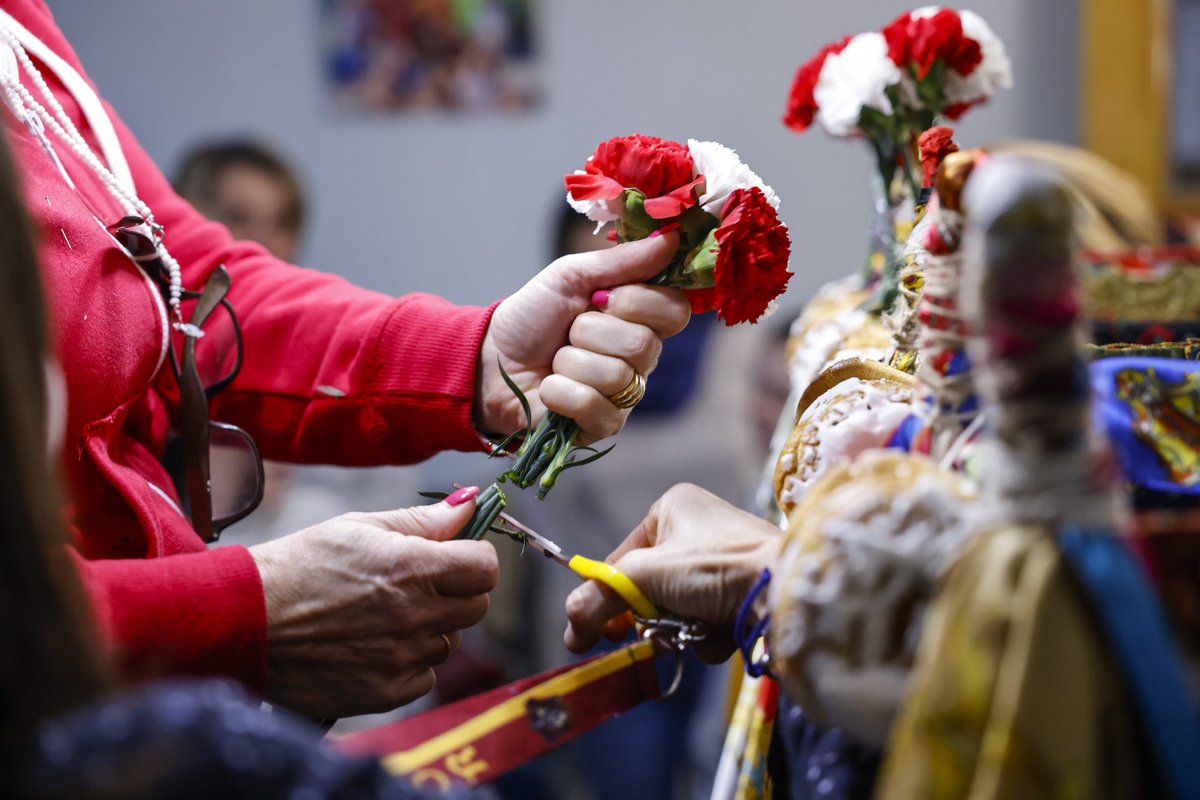 AytoColmenar's tweet photo. 🎊 #ColmenarViejo ultima sus preparativos para la fiesta de #LAVAQUILLA ‼️

🪡 Las familias trabajan para tener la vaquilla más vistosa durante el gran día 🎉

🎀 Mantones de Manila, pañuelos, flores, broches, colgantes y rosquillas inundan ya muchas casas
https://t.co/4oJ2uC3fLU https://t.co/0uXkpvOum2