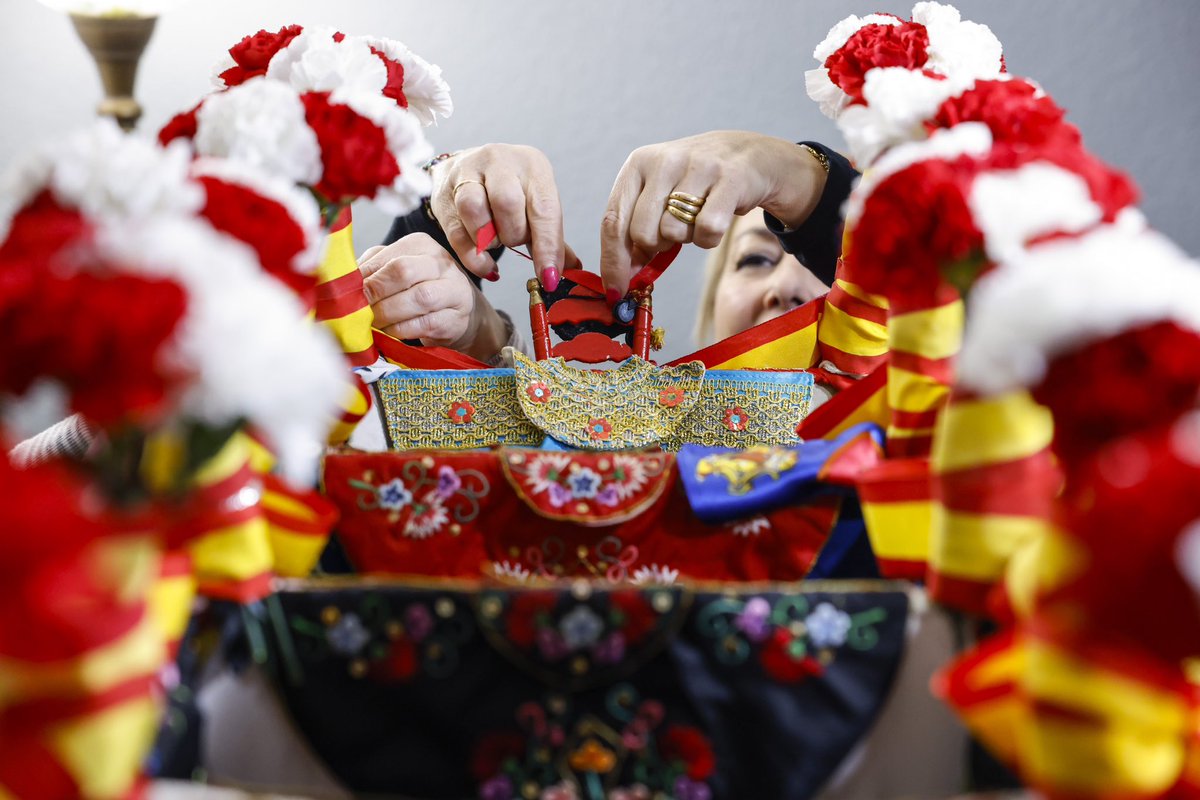 AytoColmenar's tweet photo. 🎊 #ColmenarViejo ultima sus preparativos para la fiesta de #LAVAQUILLA ‼️

🪡 Las familias trabajan para tener la vaquilla más vistosa durante el gran día 🎉

🎀 Mantones de Manila, pañuelos, flores, broches, colgantes y rosquillas inundan ya muchas casas
https://t.co/4oJ2uC3fLU https://t.co/0uXkpvOum2