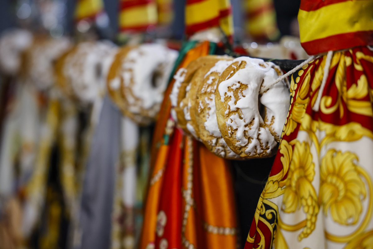 AytoColmenar's tweet photo. 🎊 #ColmenarViejo ultima sus preparativos para la fiesta de #LAVAQUILLA ‼️

🪡 Las familias trabajan para tener la vaquilla más vistosa durante el gran día 🎉

🎀 Mantones de Manila, pañuelos, flores, broches, colgantes y rosquillas inundan ya muchas casas
https://t.co/4oJ2uC3fLU https://t.co/0uXkpvOum2