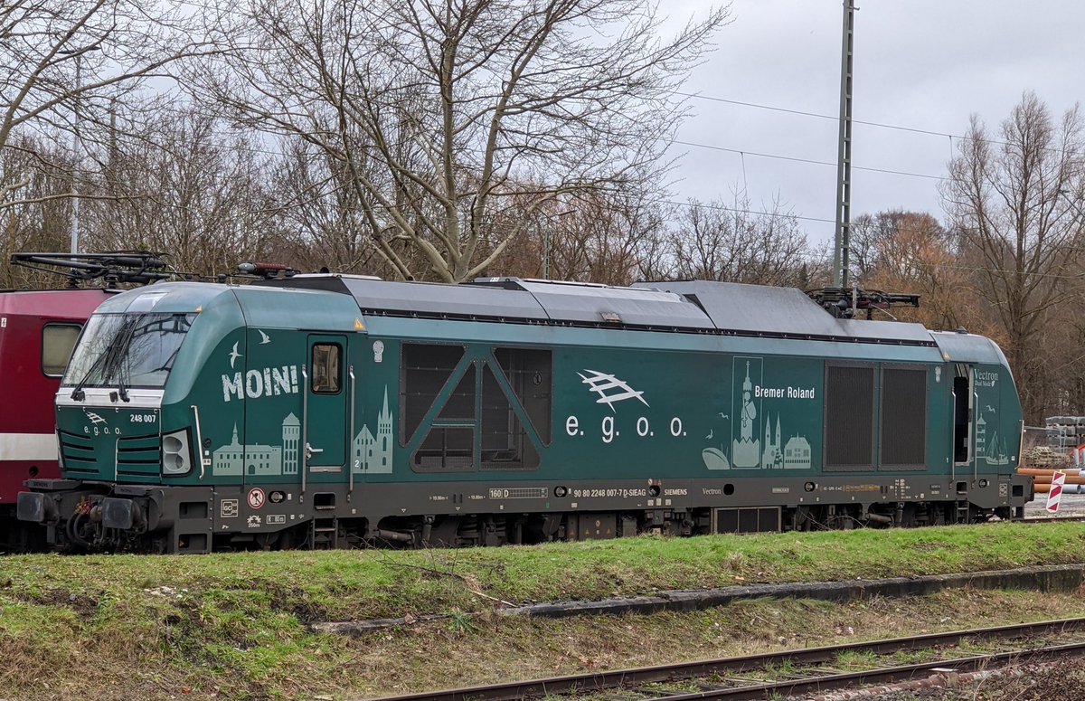 Eine 248er der Eisenbahngesellschaft Ostfriesland-Oldenburg (ehem. Enercon). Die Motive aus Bremen und umzu auf der Lok haben was.