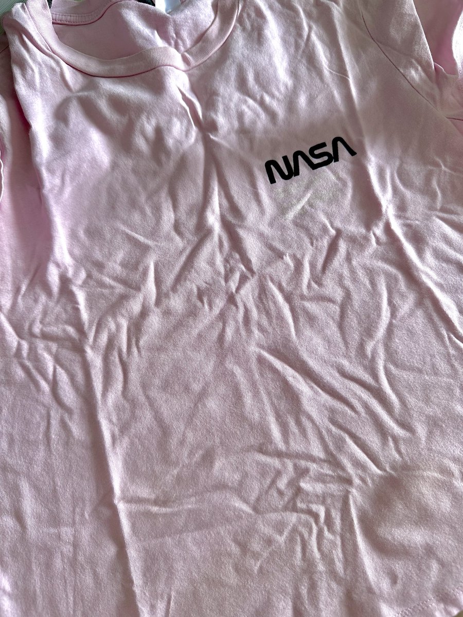 nocturnalcutie's tweet photo. traveling kali ini nemuin produk unik yang bisa bikin baju kusut jadi lebih rapi, mana harganya cuma 25 ribu. pake ini soalnya aku gak punya setrika mini buat dibawa-bawa.

awalnya skeptis, eh ternyata beneran works?
from this                                        to this https://t.co/exdGzecKg5