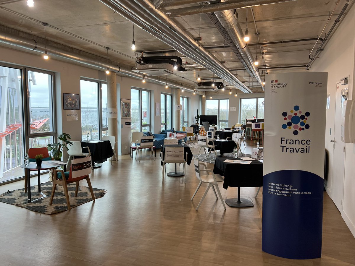 e_bouguier's tweet photo. 🔴 Installation en cours au Digital Village d’Angers pour le Job Dating Numérique! Les stands prennent forme ! #SemaineNumerique #AvecFranceTravail https://t.co/78R0se7UHZ