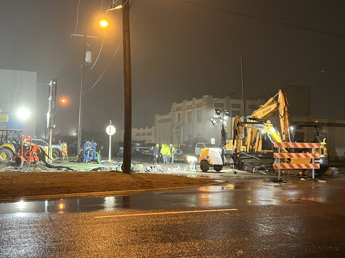 leigha_mcneil's tweet photo. 💧WATER MAIN BREAK💧
Crews in JP have been working throughout the night to repair a water main break on the East Bank. 
The East Bank of JP is currently under a boil water advisory. School on this side of the river are closed. 
Some residents report little to no water pressure. 
The latest on @WWLTV