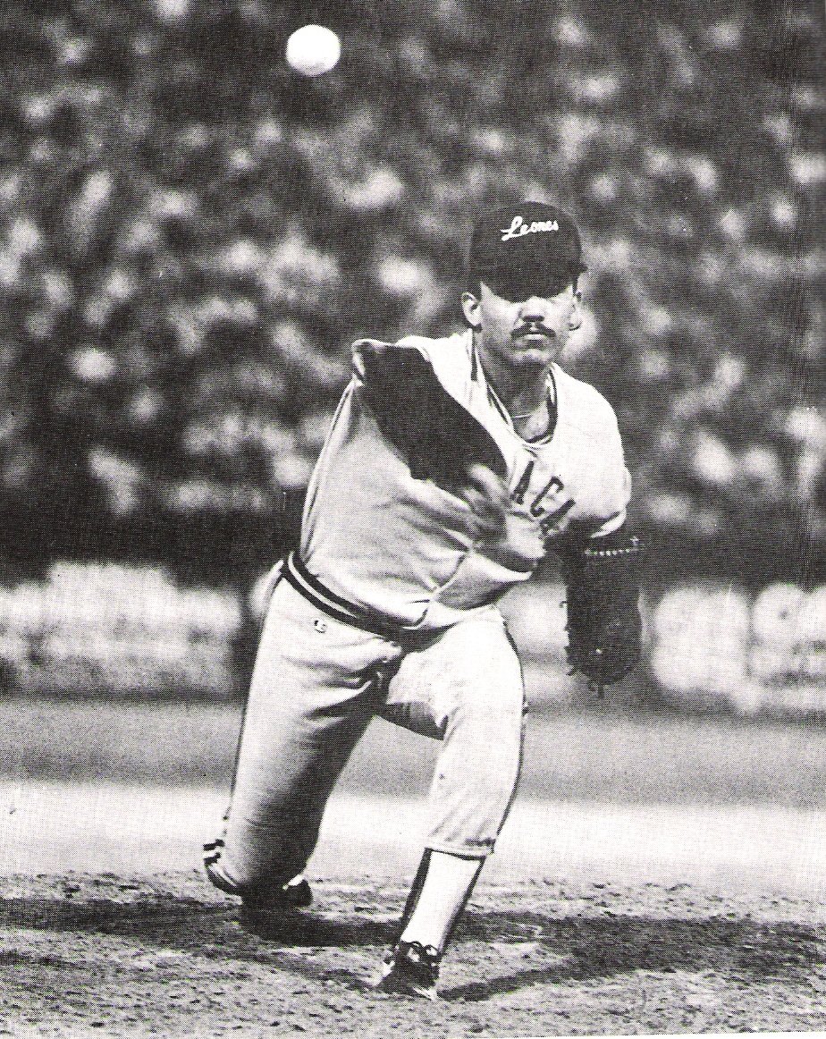 javiergon56's tweet photo. LA HAZAÑA MÁS GRANDE
24/1/1987: Con broche d oro cerró Urbano Lugo el torneo 1986-87, para los Leones. El derecho falconiano, d 24 años, propinó no hit no run d 4-0 en el estadio d la UCV a los Tiburones, para completar barrida en la final y darle el gallardete al Caracas. (Hilo) https://t.co/rTrLXSaSw4