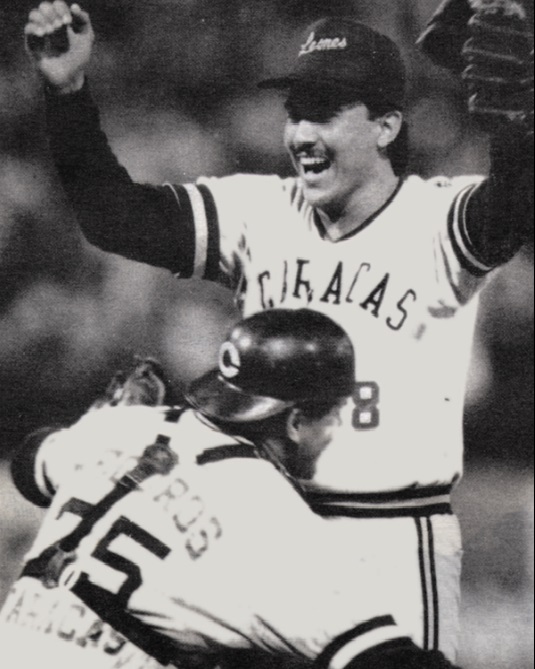 javiergon56's tweet photo. LA HAZAÑA MÁS GRANDE
24/1/1987: Con broche d oro cerró Urbano Lugo el torneo 1986-87, para los Leones. El derecho falconiano, d 24 años, propinó no hit no run d 4-0 en el estadio d la UCV a los Tiburones, para completar barrida en la final y darle el gallardete al Caracas. (Hilo) https://t.co/rTrLXSaSw4