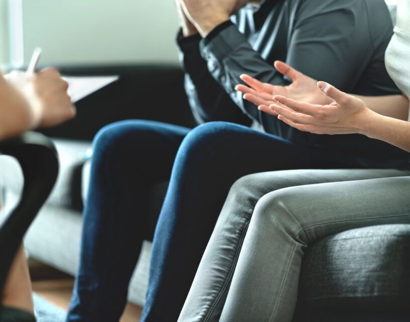 Vuosittain 18 000 henkilöä hakee tukea perheen tai parisuhteen ongelmiinsa kirkon koulutetuilta perheneuvojilta. Palvelu on maksutonta ja apua saa eri puolella Suomea. Kirkon perheneuvontaa on tarjottu jo 80 vuotta. evl.fi/tiedote/kirkon…